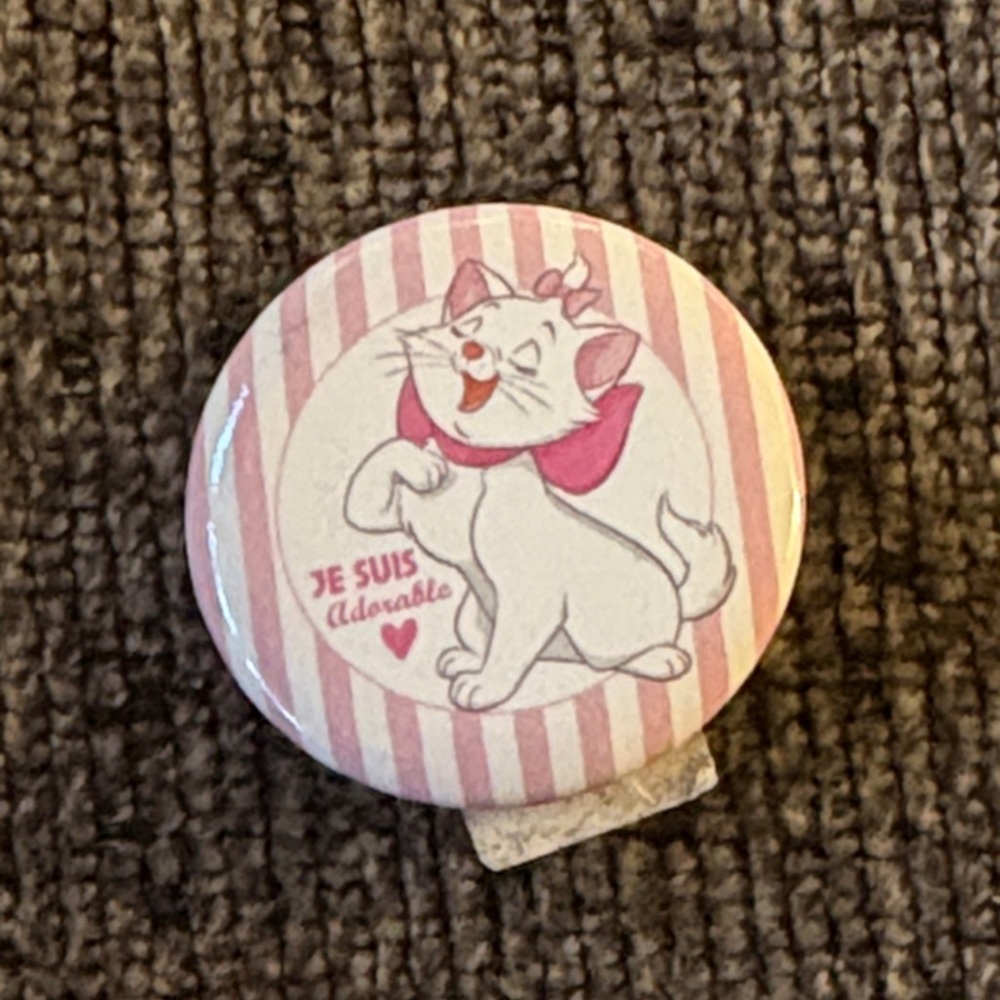 Disney Marie button pin Je Suis adorable new